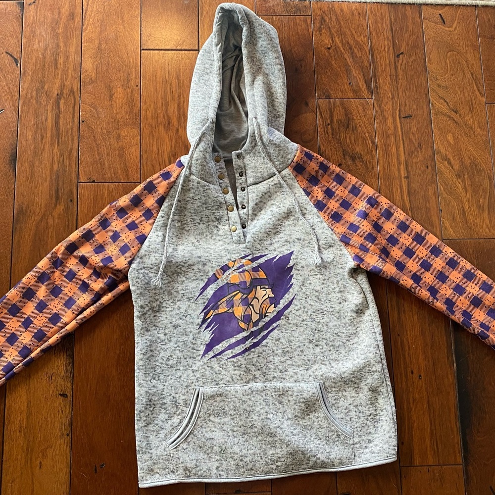 Minnesota Vikings Women’s hooded sweatshirt. Size M.